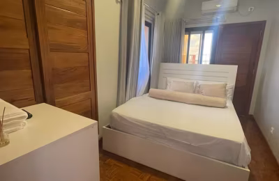 ALUGUEL: T2 Moderno na Polana Cimento A com Vista para a Baía | Segurança Reforçada